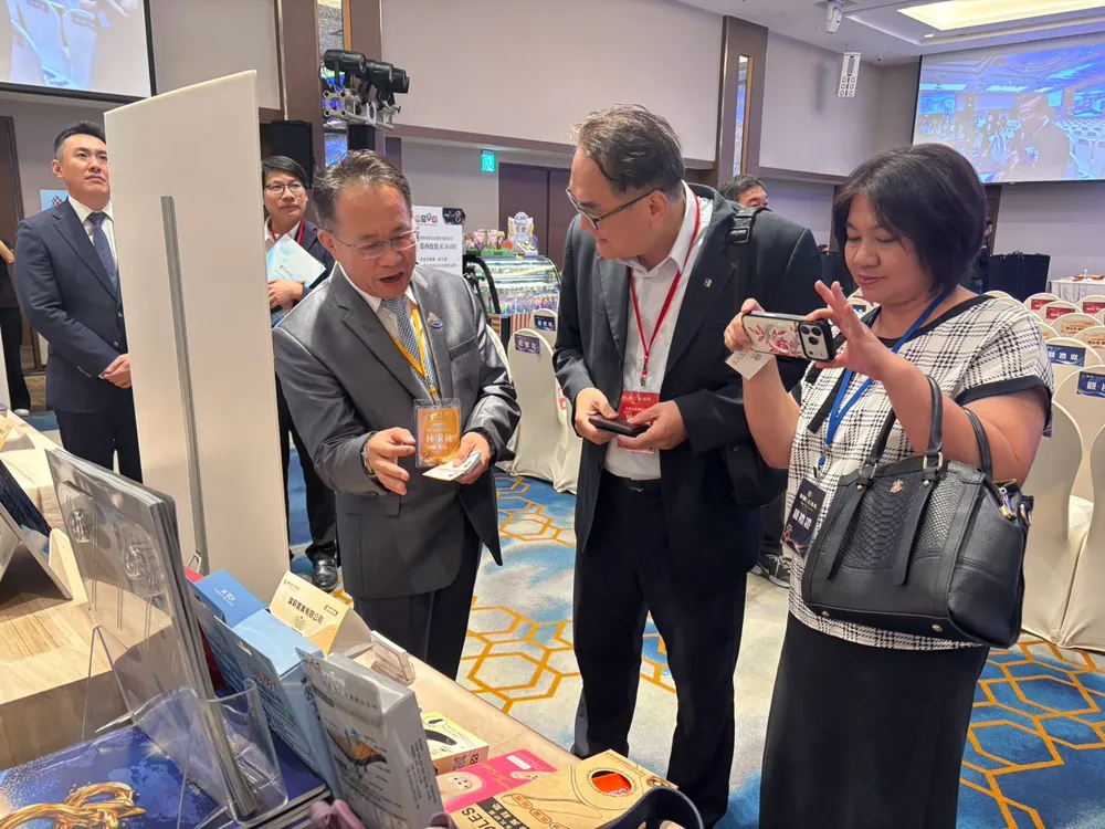 來賓於第八屆品牌金舶獎廣薪實業展位交流